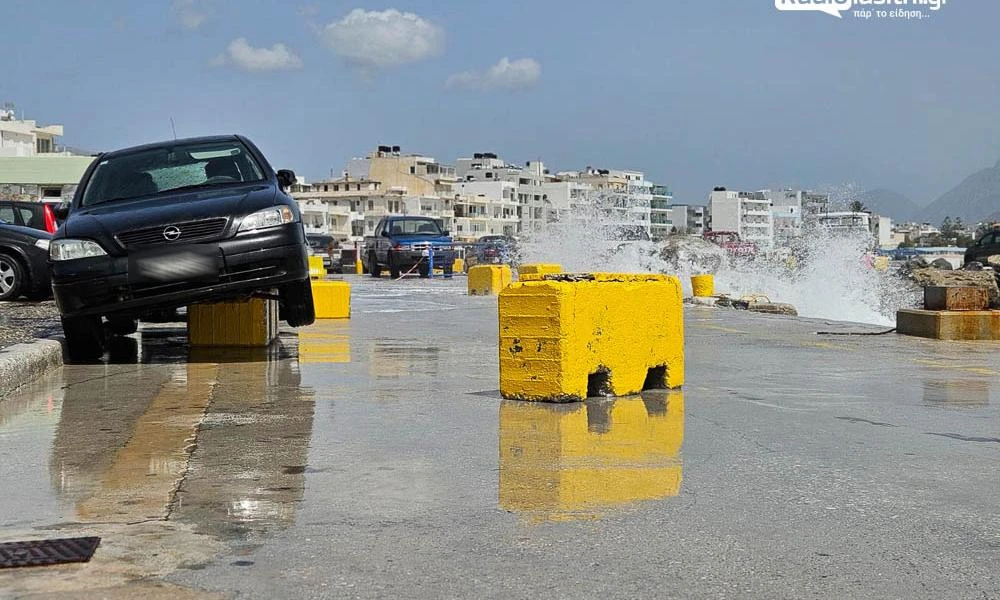 Πελώρια κύματα στην Ιεράπετρα σήκωσαν οχήματα στον αέρα - Ζημιές στην αποβάθρα (εικόνες)